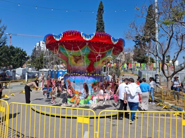 קרוסלת כסאות צבעונית