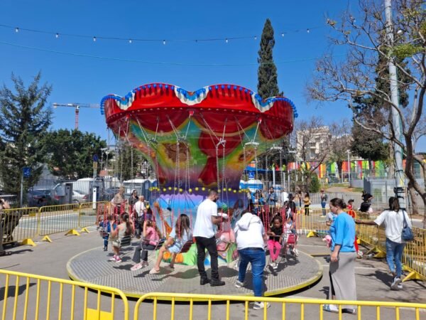 קרוסלת כסאות צבעונית